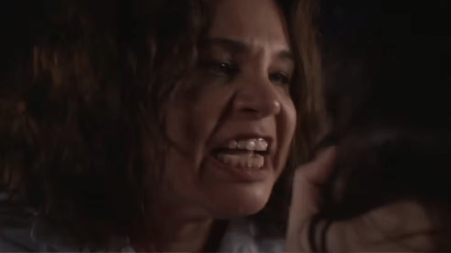 Helena (Isabel Teixeira) sequestra Ísis (Rayssa Bratillieri) em 'Elas por Elas'