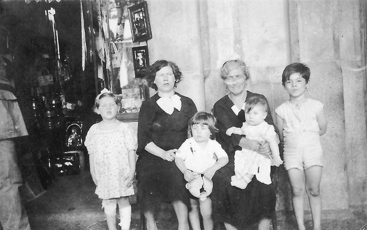 Silvio Santos com mãe e irmãos em 1936