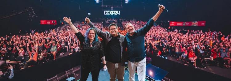 Jéssica Vieira, Felipe Drummond e Jorge Vasconcellos no palco Thunder na CCXP 24