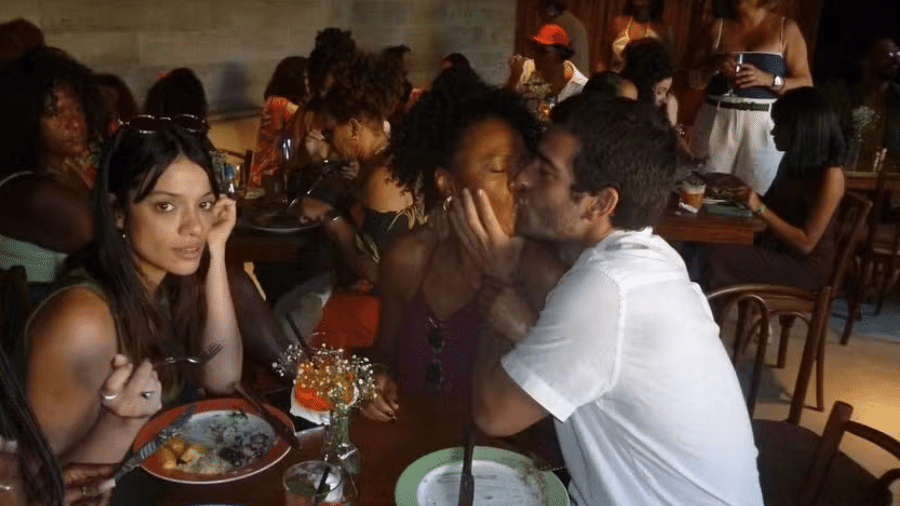 Humberto Carrão beija atriz de 'Vale Tudo' em confraternização Humberto Carrão beija atriz de 'Vale Tudo' em confraternização