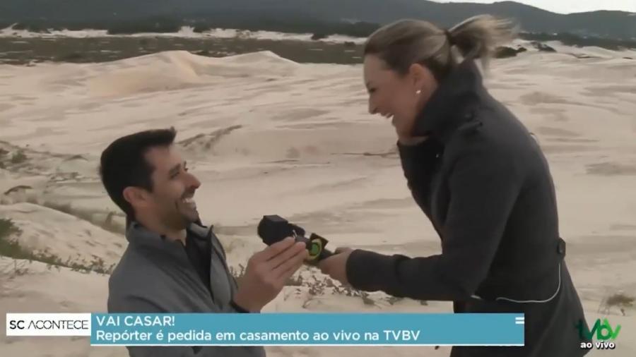 Namorado fez pedido de casamento a repórter após ser entrevistado ao vivo - Reprodução/ TV Barriga Verde/ YouTube