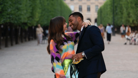 De saia, Lucien Laviscount, o Alfi de Emily in Paris, ganha os