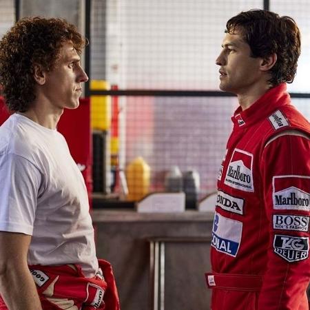 Intérpretes de Prost (Matt Mella) e Senna (Gabriel Leone) frente a frente em cena da série 'Senna' 