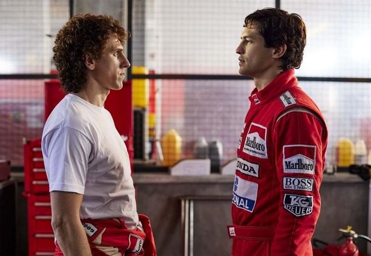 Intérpretes de Prost (Matt Mella) e Senna (Gabriel Leone) frente a frente em cena da série 'Senna' 