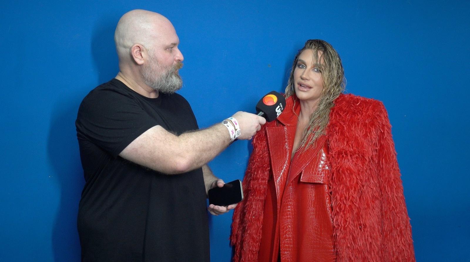 Kesha conversa com Chico Barney após show no CarnaUOL  - undefined
