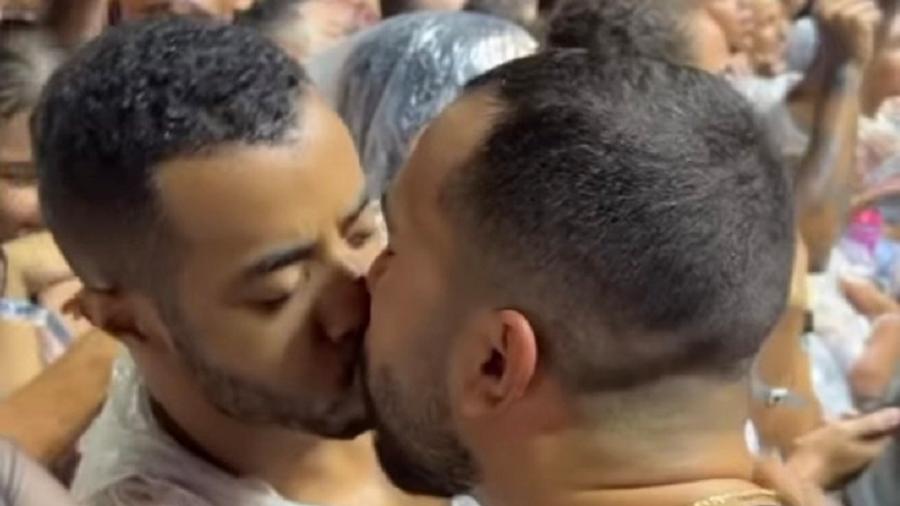 Gil do Vigor beijou rapaz durante show no Rio de Janeiro - Reprodução/Instagram