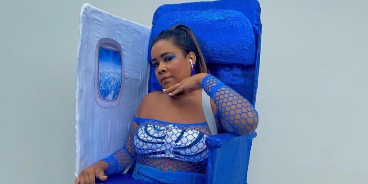 A foliã Camila Pinto se inspirou em mulher que negou assento no avião para o Carnaval