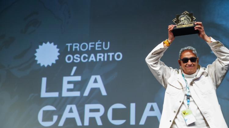 Filho de Léa Garcia, Marcelo Garcia, recebe o troféu Oscarito em homenagem a mãe entregue pela presidente da Gramadotur Rosa Helena Volk 