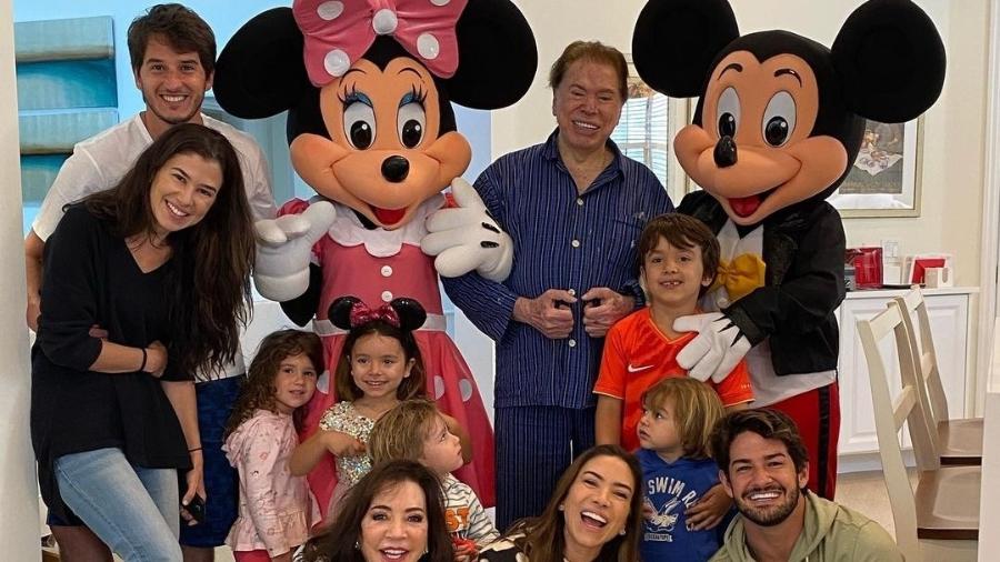 Silvio Santos posou com a família em Orlando, EUA - Reprodução/Instagram