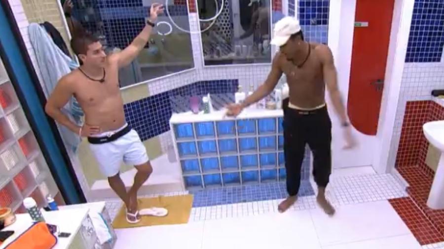 BBB 22: Paulo André e Arthur Aguiar discutiram no banheiro da casa - Reprodução/ Globpplay