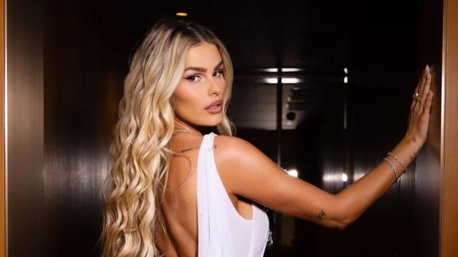 Yasmin Brunet posta nova foto de biquíni