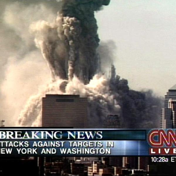 CNN exibe imagens do World Trade Center desabando após ataques terroristas do 11 de Setembro