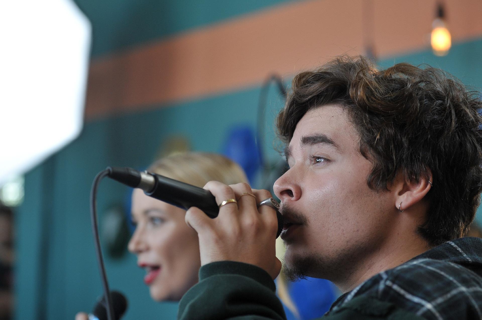 João Figueiredo 'Sai da Caixa' e solta a voz ao lado de Luiza Possi - Reinaldo Canato/UOL