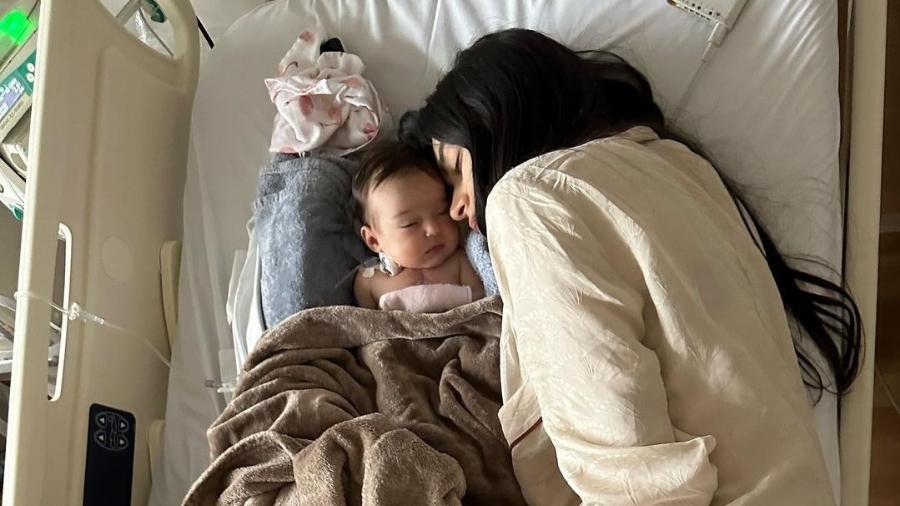 Thaila Ayala com a filha Tereza em julho, quando a bebê ficou no CTI Thaila Ayala com a filha Tereza em julho, quando a bebê ficou no CTI