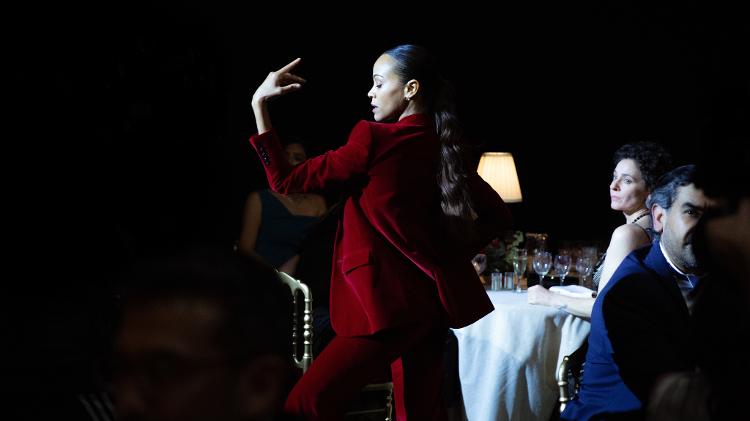 Em cena de "Emilia Pérez", Zoe Saldaña, que levou o Globo de Ouro de Melhor Atriz Coadjuvante em Filme