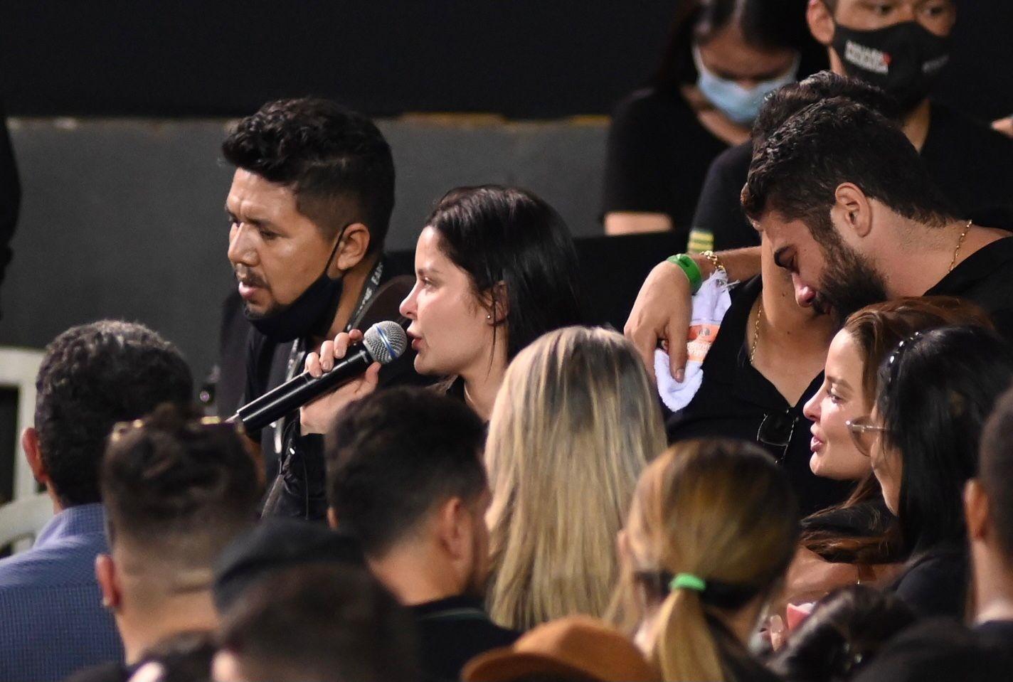 Henrique e Juliano e Maiara e Maraísa cantam em homenagem a Marília Mendonça no final do velório da cantora, em Goiânia - AgNews