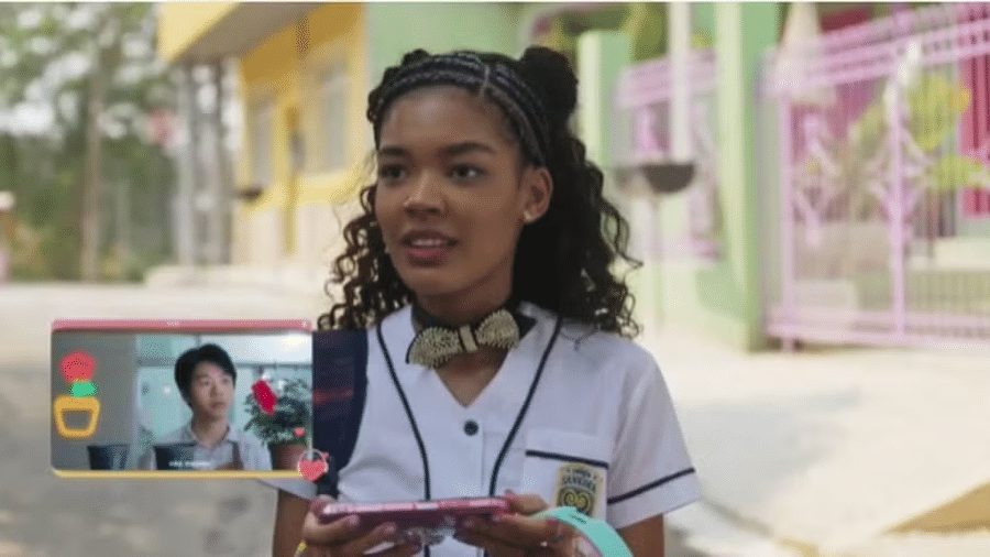 Tati (Bia Santana) assiste k-drama protagonizado por Jin (Allan Jeon) em "Volta por Cima" - Reprodução/Globo
