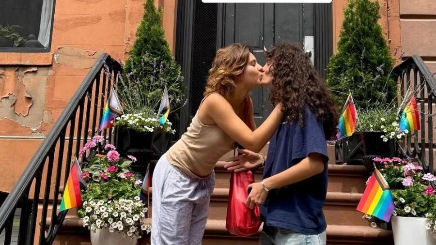 Beijo entre Flor Gil e Nikita Chikita foi fotografado por Clara Buarque em Nova York - Reprodução/Instagram