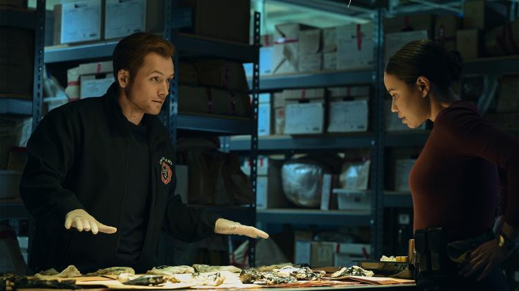 Taron Egerton e Jurnee Smollett em cena de 'Cortina de Fumaça' Taron Egerton e Jurnee Smollett em cena de 'Cortina de Fumaça'