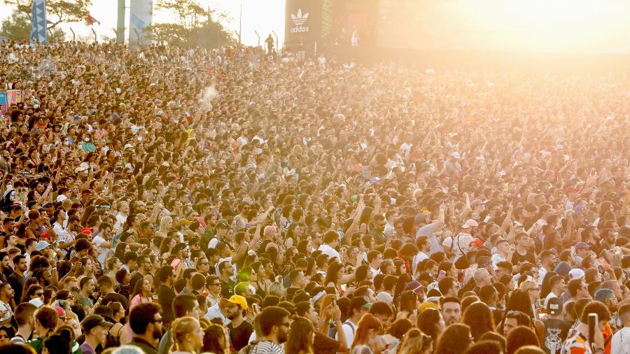 Multidão circula pelo festival Lolla Brasil 2022