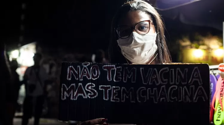 'Não tem vacina mas tem chacina': manifestante protesta um dia após a chacina no Jacarezinho, que matou 28 pessoas - Fabiana Batista/UOL - Fabiana Batista/UOL