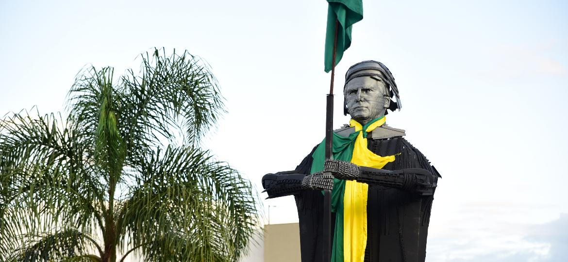 Estátua do presidente Jair Bolsonaro exposta no antigo terminal do aeroporto de Passo Fundo (RS) - Diogo Zanatta/UOL
