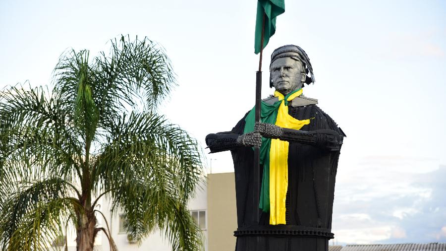Estátua do presidente Jair Bolsonaro exposta no antigo terminal do aeroporto de Passo Fundo (RS); a peça foi erguida na Praça da Mãe Preta nas celebrações do bicentenário da Independência - Diogo Zanatta/UOL