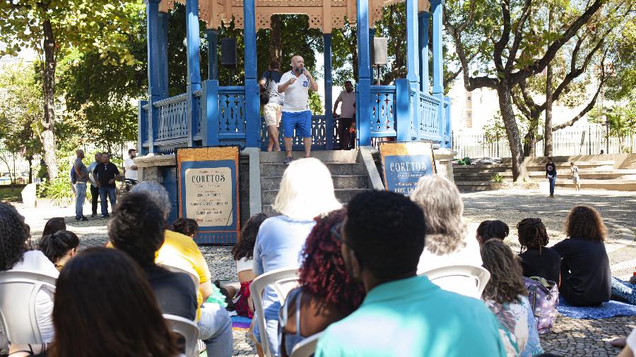 O escritor, historiador e compositor Luiz Antônio Simas leciona em pleno coreto da Praça Jardim do Méier: "O olhar do guia turístico não me interessa" - Fabiana Batista/UOL