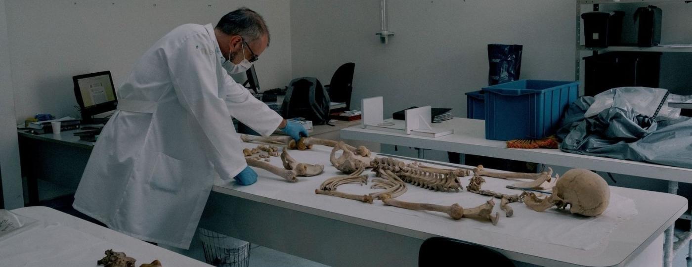 Paulo Sergio Tieppo Alves, médico legista do setor de Antropologia Forense, mostra como é feita a análise de ossadas - Larissa Zaidan/UOL