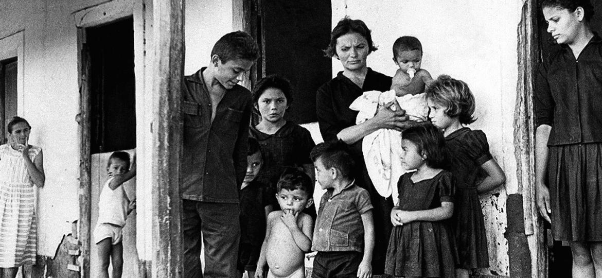 Elizabeth Teixeira (centro) com seus filhos em 1962, em Sapé (PB): personagem central na luta camponesa e no documentário "Cabra Marcado Para Morrer" (1984) - Divulgação