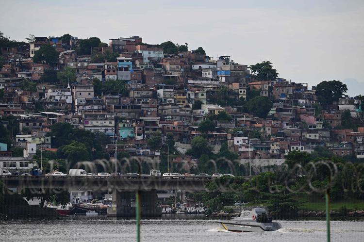 2.abr.2024 - Vista de favela localizada em Niterói, na região metropolitana do Rio de Janeiro