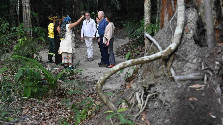 Lideranças indígenas recebem o presidente norte-americano Joe Biden, sua filha Ashley e sua neta Natalie, em visita ao Museu da Amazônia, em Manaus