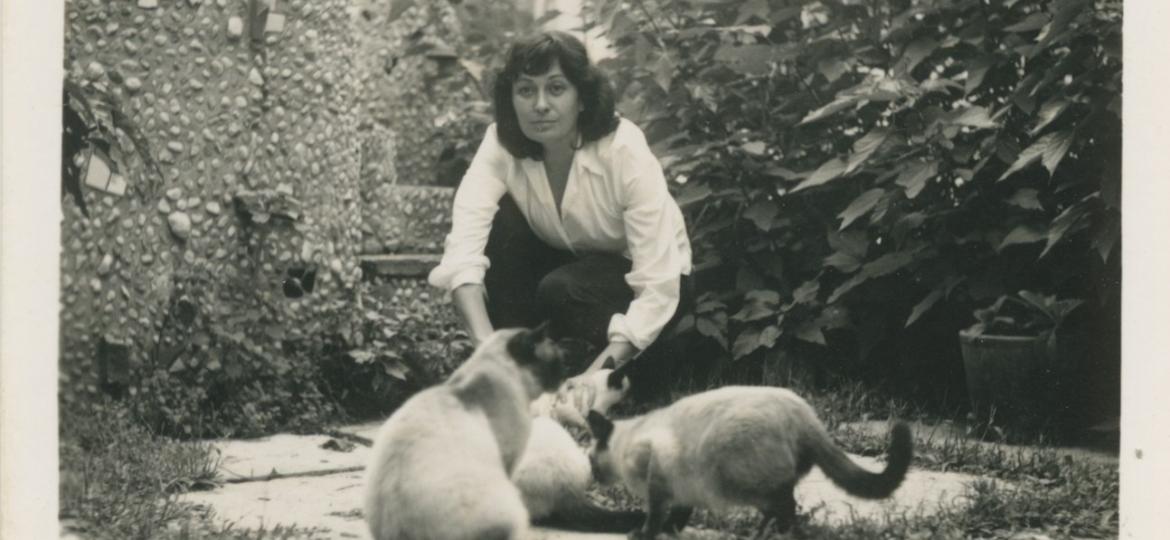 "Gateira": a arquiteta Lina Bo Bardi e alguns de seus felinos na famosa Casa de Vidro, no bairro paulistano do Morumbi - Arquivo Instituto Bardi