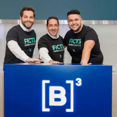 2024 | Phillippe Rubini (ex-sócio), Rafael Gois (sócio) e Rafael Paixão (à dir.), na entrada da Fictor na B3