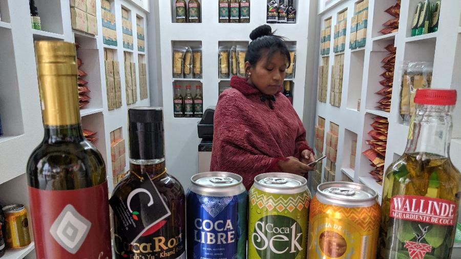 Funcionária exibe produtos feitos à base de folha de coca na loja Coca Nasa, em Bogotá - Fernanda Ezabella/UOL