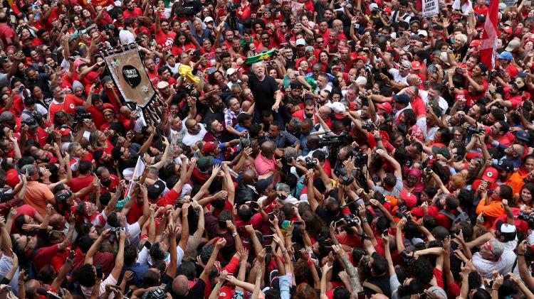 Um dia após ser solto, Lula reencontrou seus eleitores em São Bernardo do Campo (SP) - Amanda Perobelli/Reuters