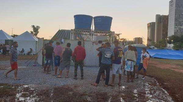 Indígenas na área para os banhos, no acampamento montado contra o PL 490, em Brasília - Tainá Andrade/UOL - Tainá Andrade/UOL