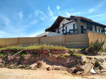 Construída em 1980, a casa de Sônia Ferreira, em Atafona (RJ), ficava e duas quadras da praia e hoje vê o mar se aproximar a cada ano - Mariana Costa/UOL - Mariana Costa/UOL