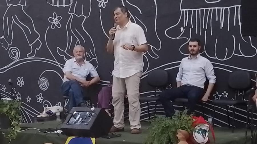 O ex-presidente do Equador Rafael Correa (no centro), em encontro com movimentos sociais no Armazém do Campo, em São Paulo - Daniel Lisboa/UOL