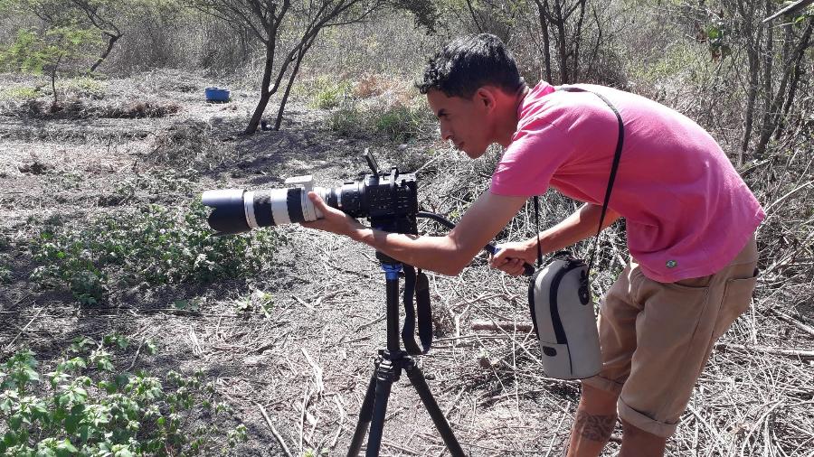 O produtor Kleber Xukuru, em gravação de documentário no território Xukuru - Ororubá Filmes