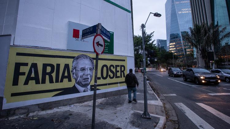 29.ago.2021 | Um dos cartazes 'Faria Loser', com a foto do ex-ministro Paulo Guedes, na avenida Brigadeiro Faria Lima - Bruno Santos/Folhapress - Bruno Santos/Folhapress