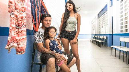 Gabriel Moromizato, 27, Maysa Almeida, 25, e a filha do casal Mayumi, 5, no abrigo improvisado em Itatinga - Keiny Andrade/UOL - Keiny Andrade/UOL