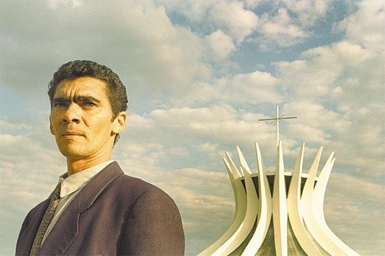 Eriberto Freire França, motorista da secretária pessoal de Fernando Collor, Ana Acioli, que revelou à revista IstoÉ que empresas de PC Farias faziam depósitos em conta bancária usada pela secretária para pagar as despesas do presidente Eriberto Freire França, motorista da secretária pessoal de Fernando Collor, Ana Acioli, que revelou à revista IstoÉ que empresas de PC Farias faziam depósitos em conta bancária usada pela secretária para pagar as despesas do presidente