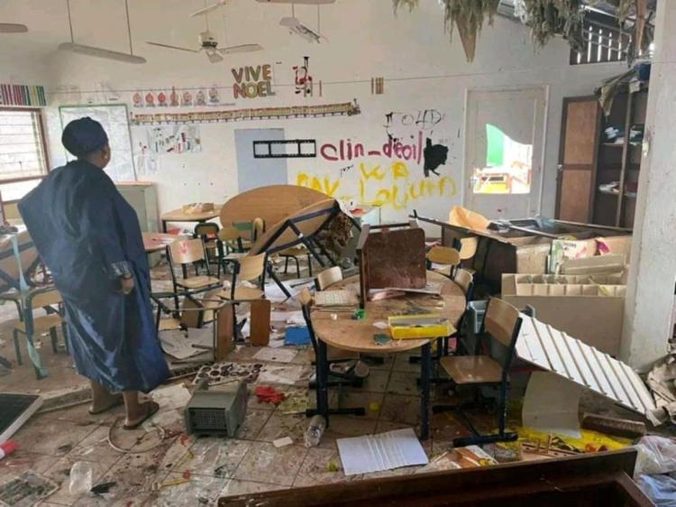 Escola destruída pela passagem do ciclone Chido em Mayotte, departamento ultramarino francês na África