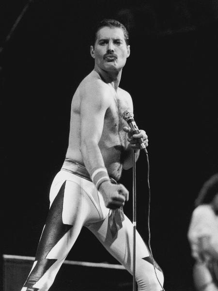 Freddie Mercury se apresenta no Rock in Rio em 1985 - Dave Hogan/Getty Images