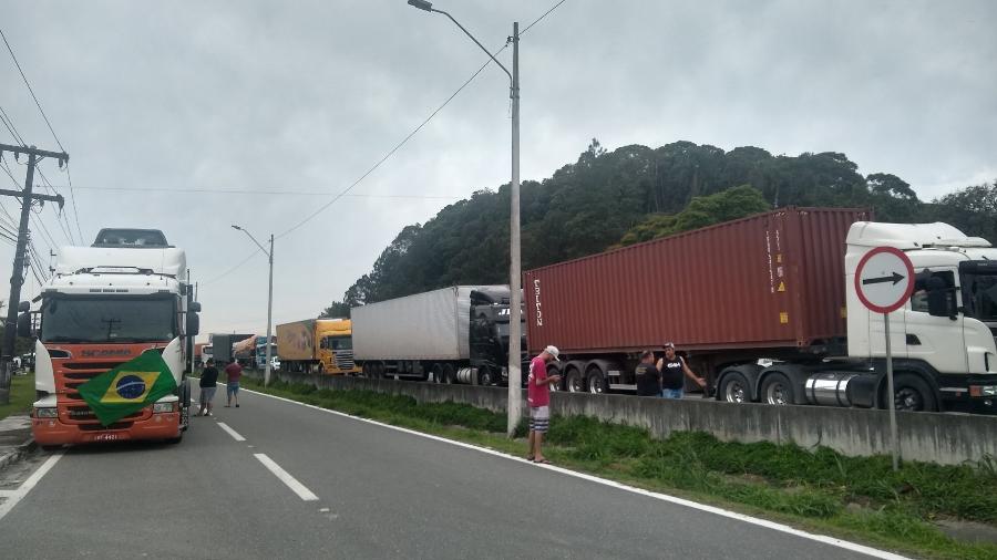 Fila de caminhões na rodovia ocasianada por bloqueios - Carmen Lúcia Krause/Arquivo pessoal