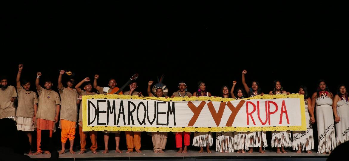 Indígenas do Coro Guarani do Jaraguá protestam na estreia da Ópera "O Guarani", de Carlos Gomes, com direção de Ailton Krenak e Cibele Forjaz - Mônica Bento/Folhapress
