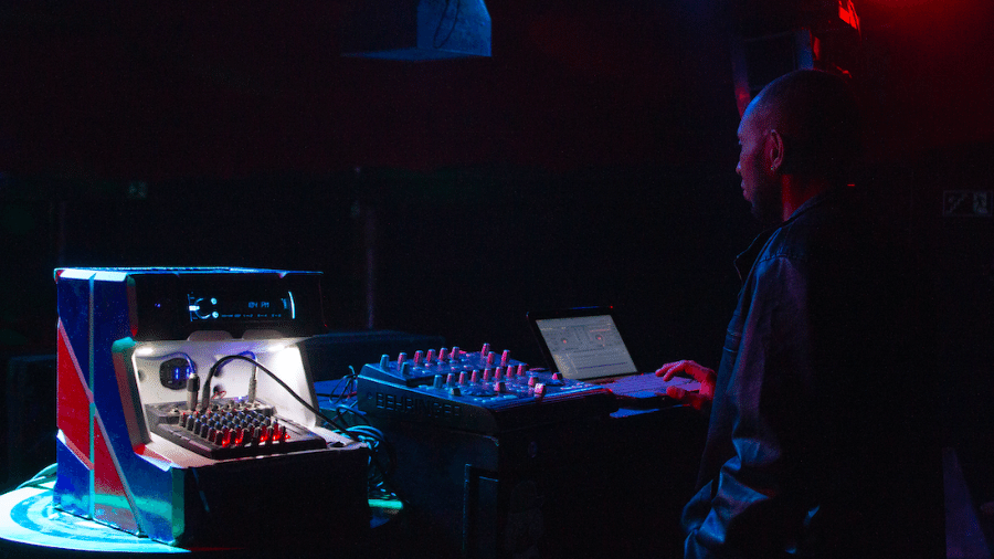 O DJ M2 tocando com a Equipe Mandelão em festa da Beat House, em Taboão da Serra (SP) - Felipe Maia