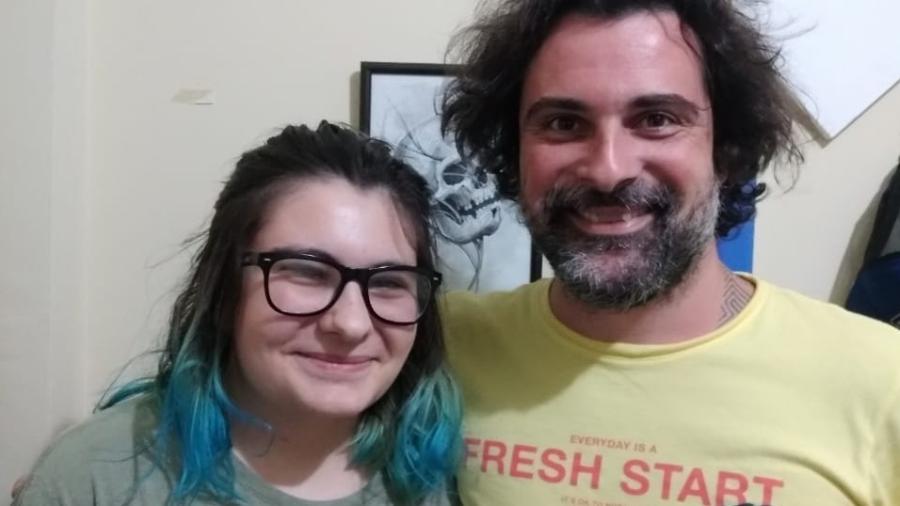 Nina (16) e o pai Ivan Conha (35), tentam se entender em internetês - Arquivo pessoal