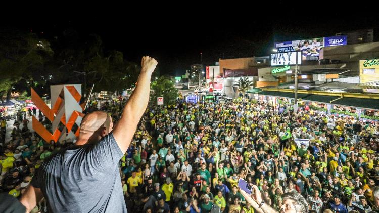 Abílio ergue o braço triunfante com a vitória na eleição a prefeito de Cuiabá